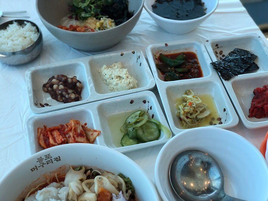 束草青蛙家美食，韓國特色水生魚片拌飯的特寫。